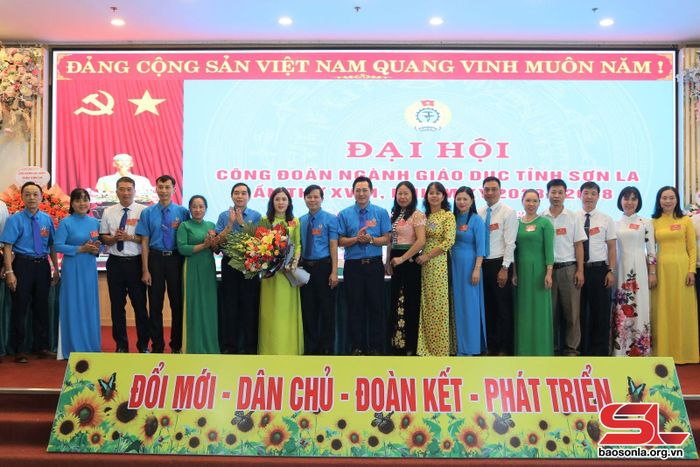 Lãnh đạo LĐLĐ tỉnh tặng hoa chúc mừng Ban Chấp hành Công đoàn ngành Giáo dục lần thứ XVIII, nhiệm kỳ 2023 - 2028.