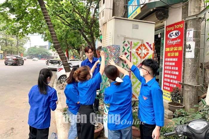 Đoàn viên, thanh niên trên địa bàn thành phố vẽ trang trí cột điện, góp phần tạo cảnh quan môi trường thành phố.