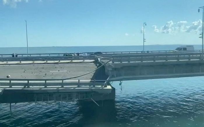 Một nhịp cầu Crimea bị hư hại sau vụ tấn công sáng 17/7. Ảnh: Reuters