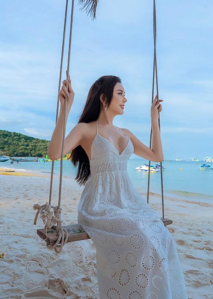 Bí quyết giữ gìn thân hình gợi cảm của người đẹp chuyển giới là ăn kiêng tinh bột và thay bằng các loại trái cây, uống nước lọc kết hợp với trà giảm cân.