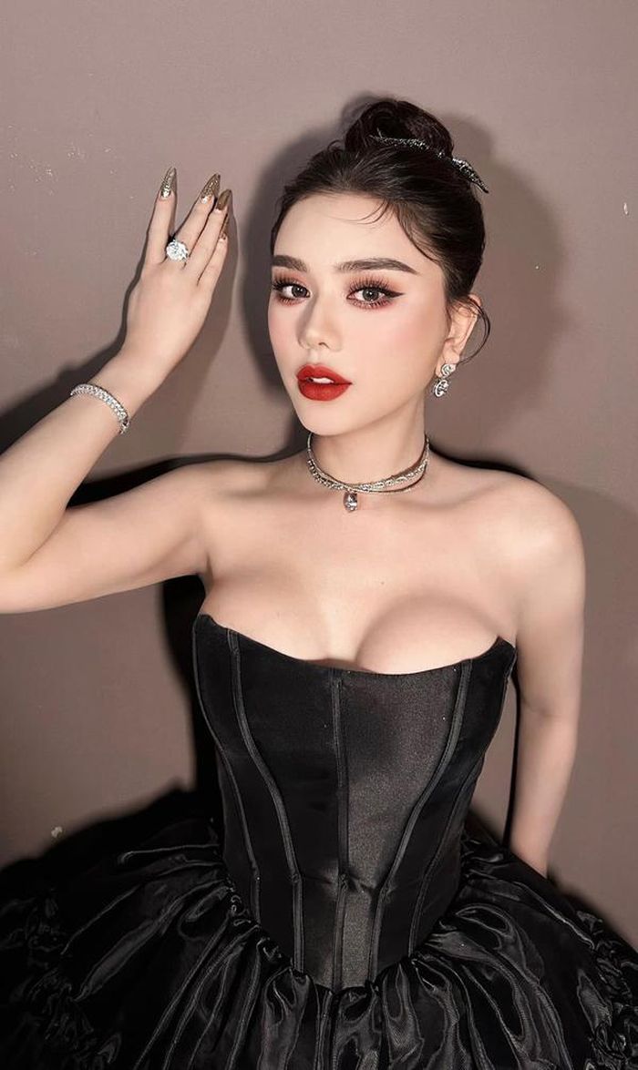 Ngoài chế độ ăn uống, nữ ca sĩ tập luyện để cơ thể săn chắc và không thức khuya để có làn da sáng mịn.
