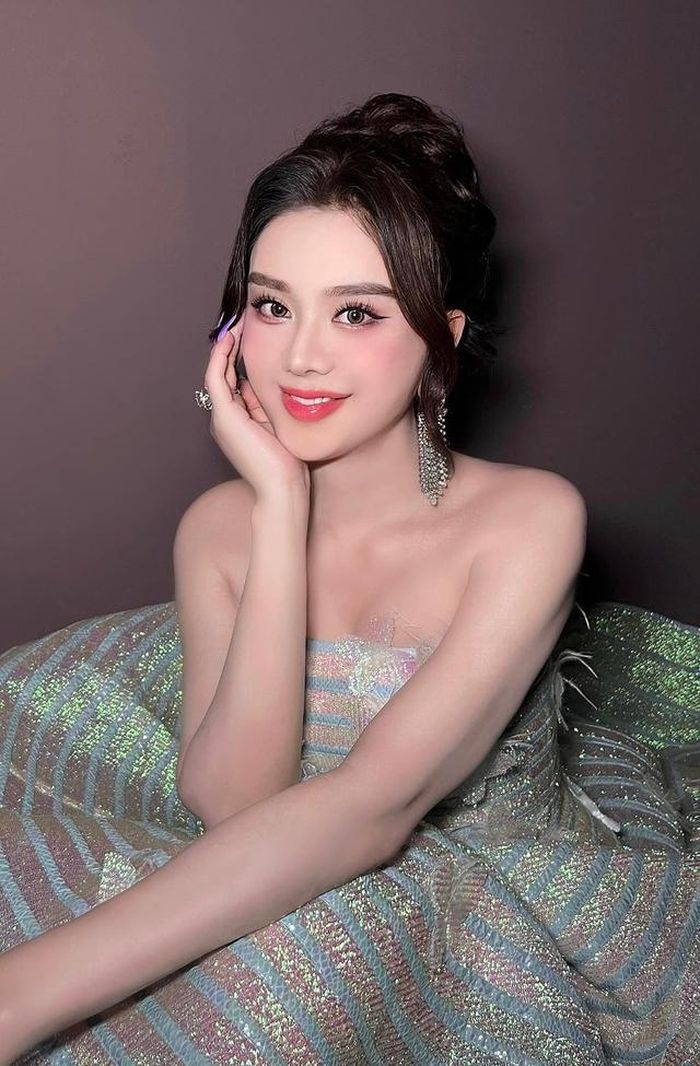 Hầu hết các trang phục của Lâm Khánh Chi đều khoe bờ vai thon cùng vòng một sexy.
