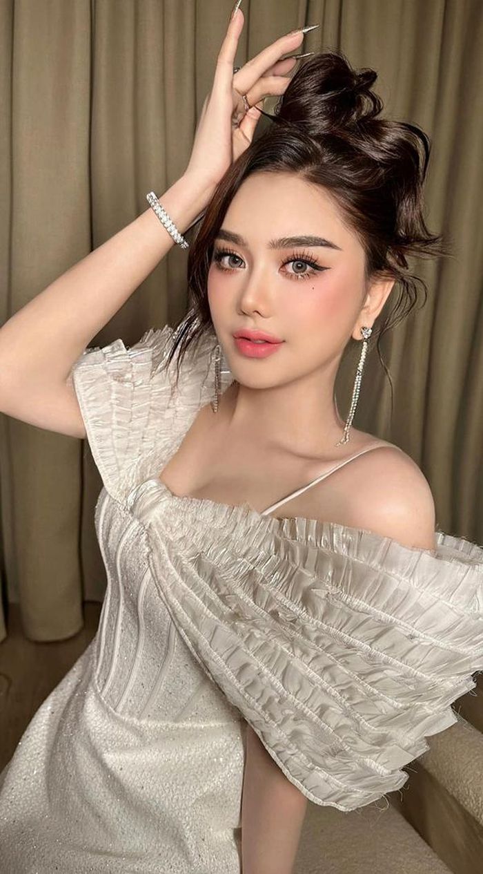 Bên cạnh đó để cuốn hút và nữ tính, Lâm Khánh Chi mới đây còn tiết lộ cô phẫu thuật giọng nói.