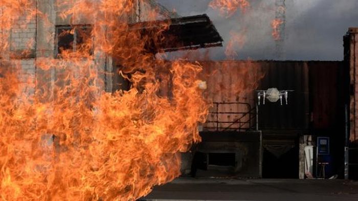 Trong khu vực thử nghiệm của trung tâm đào tạo Andelfingen ở Zurich (Thụy Sĩ), FireDrone đã chứng minh khả năng của mình trong tình huống thực tế nhất có thể.