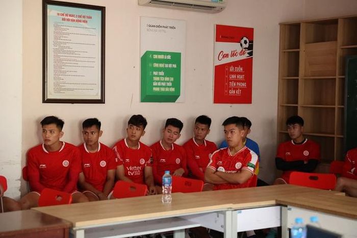 Các cầu thủ Viettel chăm chú theo dõi nội dung