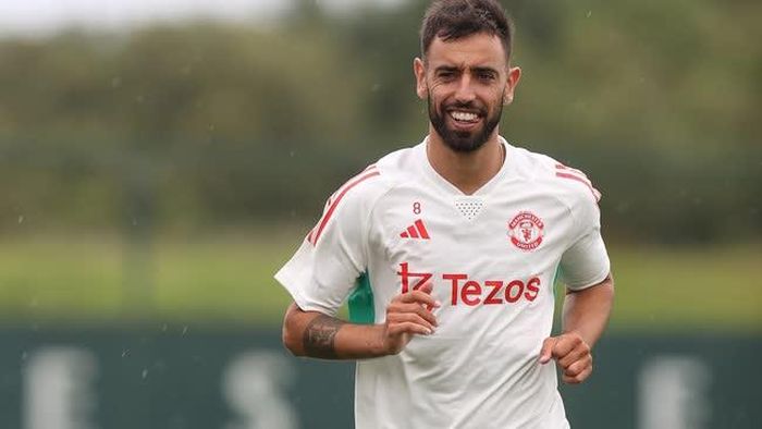 Bruno Fernandes từ chối đề nghị béo bở từ Ả Rập Xê Út.