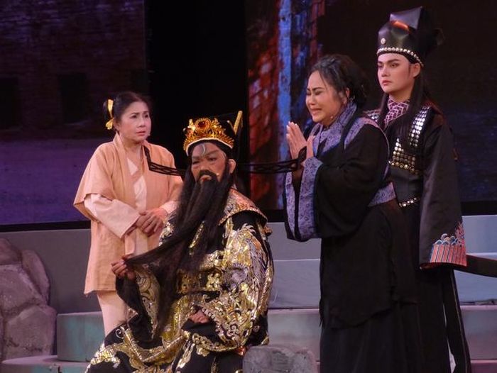 NS Minh Cảnh (giữa) vai Bao Công trong vở “Bao Công tra án Quách Hòe”