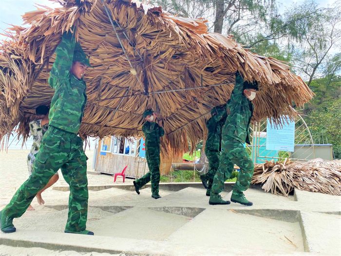Bộ đội biên phòng ở đảo Cô Tô (Quảng Ninh) giúp người dân tháo dỡ, di chuyển các mái lá lều du lịch tránh bão. Ảnh theo Trung tâm VHTT Cô Tô