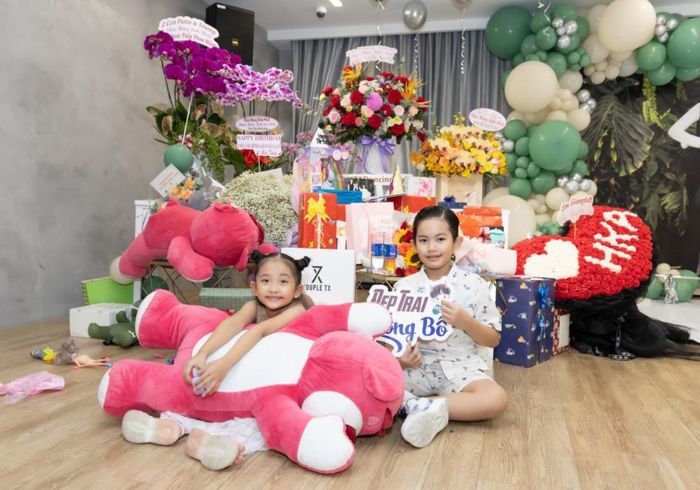 Hai nhóc tỳ thích thú với màn bóc quà. 