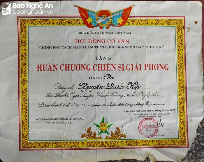  Gần 30 năm quân ngũ, ông Nguyễn Quốc Hội được tặng thưởng nhiều huân, huy chương cao quý. Ảnh: Công Khang 
