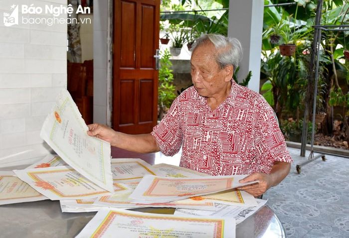  Tích cực tham gia công tác, ông Nguyễn Quốc Hội được tặng thưởng nhiều danh hiệu. Ảnh: Công Khang 