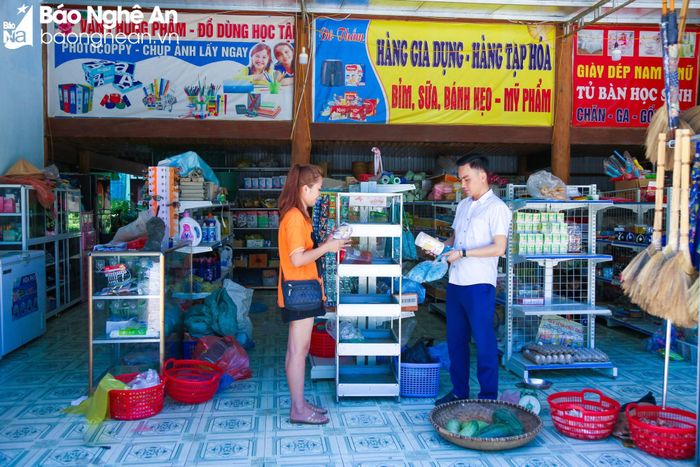Giao thương thuận lợi, hàng quán nhiều hơn. Bà con nhân dân có điều kiện giao lưu, mở mang tầm nhìn và phát triển kinh tế. Nhiều loại cây, con mới được đưa về. Người dân thoát ly làm kinh tế thay vì chỉ trông đợi vào mùa vụ. Ảnh: Đình Tuyên