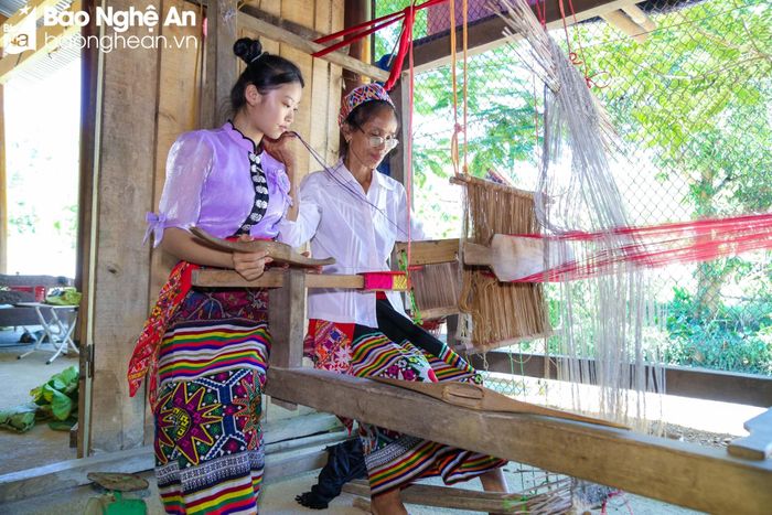 Đời sống văn hóa, văn nghệ cũng được chăm lo; ở xã đã hình thành 1 Câu lạc bộ Dân ca, dân vũ dân tộc Thái, sinh hoạt đều đặn hàng tuần, hàng tháng… Người dân chú trọng gìn giữ, truyền dạy các giá trị văn hóa truyền thống cho thế hệ trẻ. Ảnh: Đình Tuyên