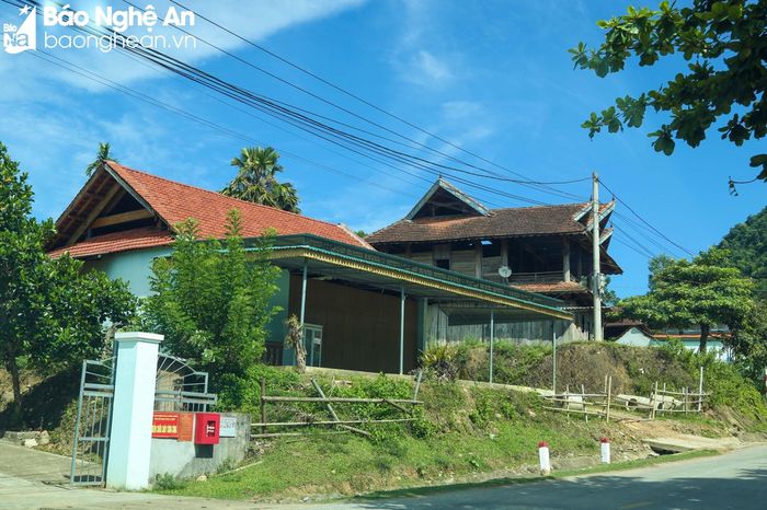 Ông Kha Văn Vân – Bí thư Đảng ủy, Chủ tịch HĐND xã Bình Chuẩn kể: Trước đây, xã Bình Chuẩn rất kém phát triển, lạc hậu, khó khăn đủ bề. Sự thay đổi chỉ mới được bắt đầu 10 năm trở lại đây khi xã có điện lưới (năm 2012) và đặc biệt là Tỉnh lộ 541 hoàn thành (năm 2019). Ảnh: Đình Tuyên