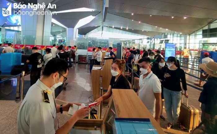 Hành khách làm thủ tục tại sân bay Vinh. Ảnh: Quang An 