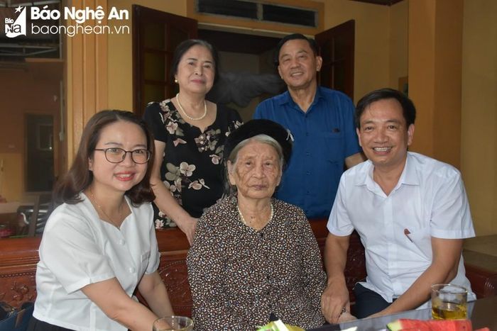  Mẹ Nguyễn Thị Cháu năm nay 92 tuổi, có 7 người con, trong đó, 2 người con trai đầu là liệt sĩ Hoàng Văn Xoan, Hoàng Trung Tính, cùng hy sinh trong cuộc kháng chiến chống Mỹ cứu nước, tại chiến trường Quảng Trị và chiến trường Lào năm 1972. 
