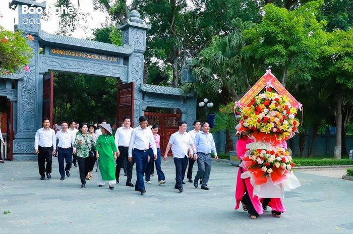  Đoàn đại biểu Thủ đô Hà Nội và tỉnh Nghệ An tổ chức dâng hoa, tưởng nhớ Chủ tịch Hồ Chí Minh tại Khu Di tích lịch sử Quốc gia đặc biệt Kim Liên- Nam Đàn. Ảnh Thành Duy 