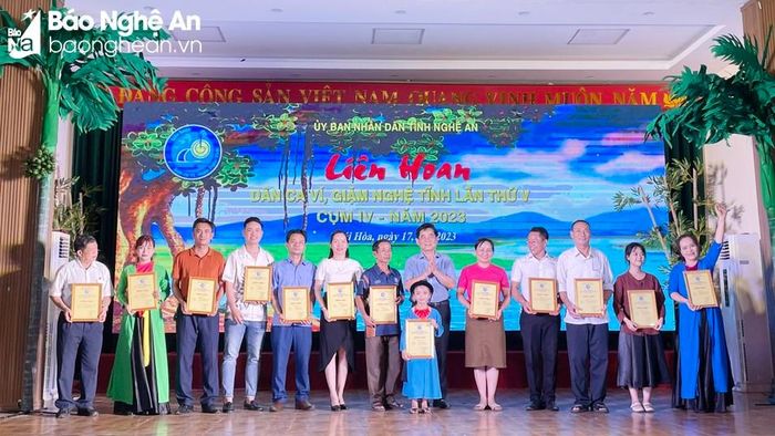  Trao giải A cho các tiết mục xuất sắc. Ảnh: Hoàng Long 