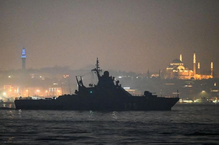 Một tàu hải quân Nga đi qua eo biển Bosporus qua Istanbul, Thổ Nhĩ Kỳ, trên đường đến Biển Đen vào ngày 16/2/2022. Ảnh: Foreign Policy