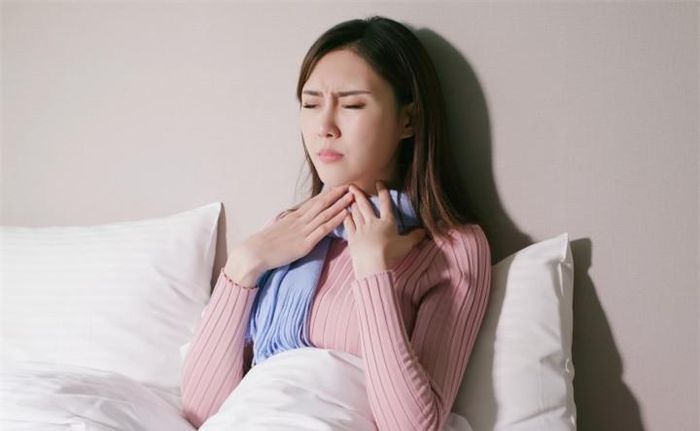 Khô rát, ngứa cổ họng.