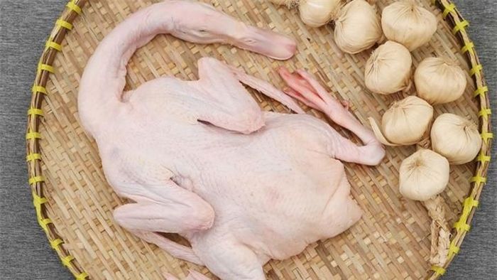 Do bơi lội dưới nước thường xuyên nên thịt vịt cũng sẽ có những mùi hơi khó chịu. (Ảnh minh họa)