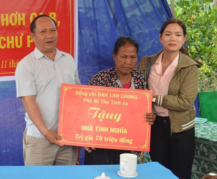 Phó Bí thư Tỉnh ủy Rah Lan Chung tặng nhà cho bà Kpă H'Hyel. Ảnh: Anh Huy
