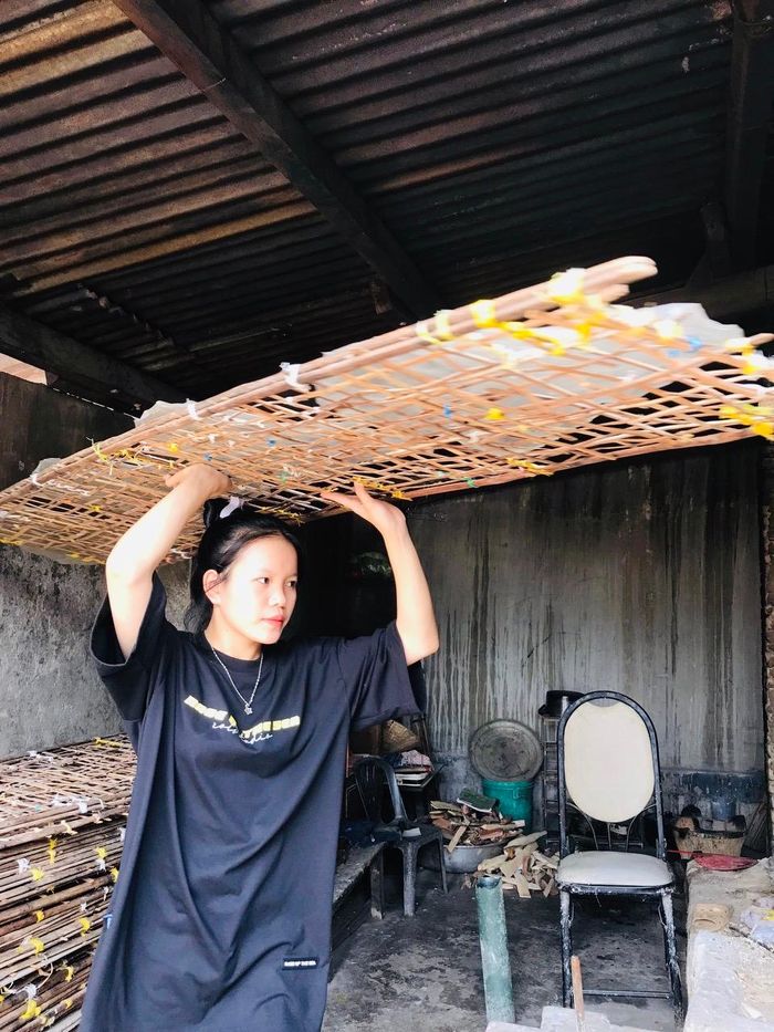 Em Hồ Thị Thu Dậu phụ phơi bánh phở giúp cậu mợ.