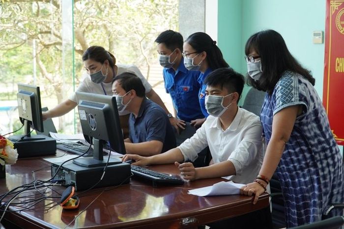 Cán bộ thuế hỗ trợ người nộp thuế