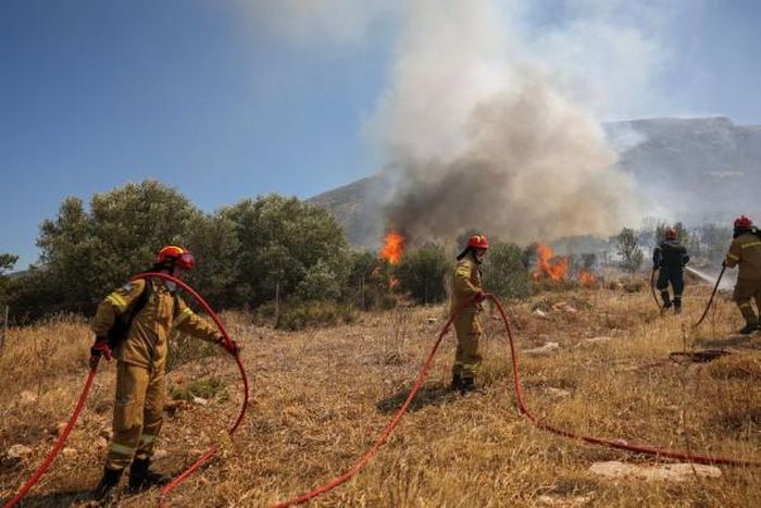 Lính cứu hỏa nỗ lực kiểm soát cháy rừng tại Hy Lạp. Ảnh: Reuters