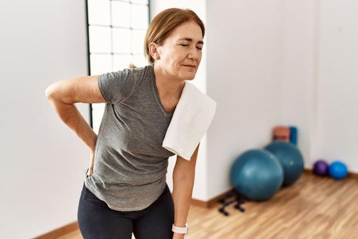 Khi lựa chọn các môn thể thao để tập luyện như yoga, gym, pilates... người tập luyện nên có giáo viên hướng dẫn để tránh tổn thương ở vùng cột sống, thắt lưng.