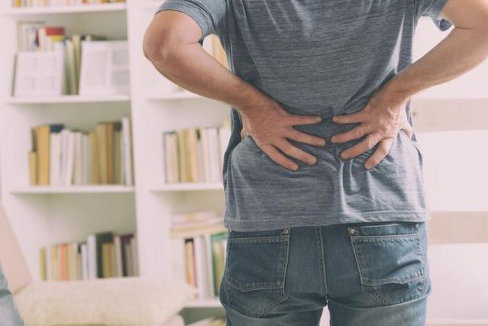 Mang vác vật nặng, vận động sai tư thế có thể gây ra hội chứng đau thắt lưng.