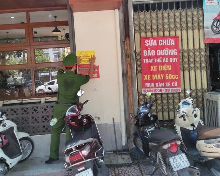 Công an phường Ô Chợ Dừa dán các thông báo phòng chống tội phạm trộm cắp tài sản tại các địa bàn công cộng