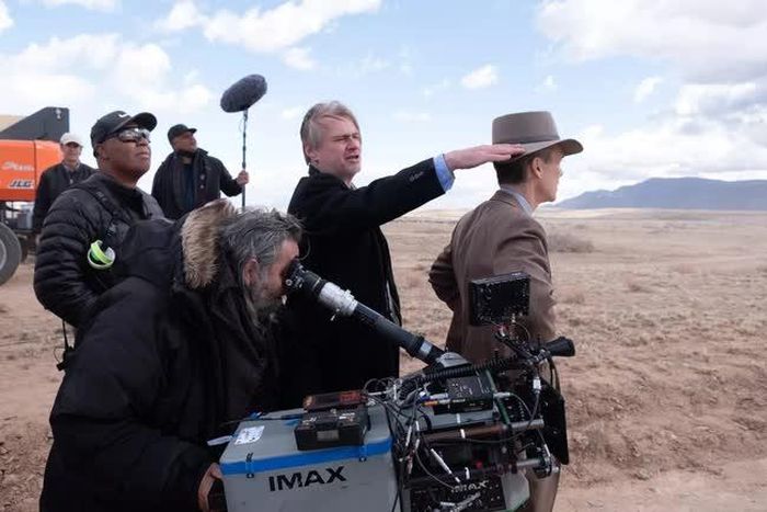 Christopher Nolan (chỉ tay) tại trường quay của “Oppenheimer”. Ảnh: Universal Pictures