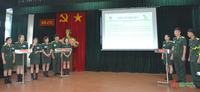  Các đội thi thực hiện phần thi "Kiến thức và xử lý tình huống".