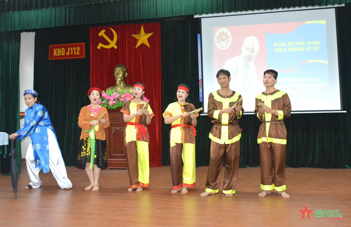  Các đội thi thực hiện phần thi "Màn chào hỏi".