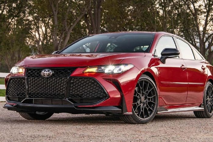 6. Toyota Avalon Chi phí hàng năm: 180 USD (khoảng 4,2 triệu đồng) vào năm thứ nhất, 787 USD (18,6 triệu đồng) vào năm thứ 10. Chi phí 10 năm: 4.407 USD (104 triệu đồng) Khả năng cần sửa chữa lớn: 11,9% Toyota Avalon là người anh em lớn hơn của Camry và sử dụng hầu hết các bộ phận cơ khí giống nhau, bao gồm cả động cơ V6. Đáng tiếc, Avalon hiện đã ngừng sản xuất.