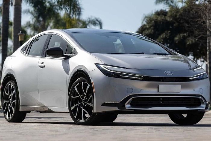  4. Toyota Prius Prime Chi phí hàng năm: 164 USD (khoảng 3,8 triệu đồng) vào năm thứ nhất, 736 USD (17,4 triệu đồng) vào năm thứ 10. Chi phí 10 năm: 4.098 USD (96 triệu đồng). Khả năng cần sửa chữa lớn: 11,9%. Phiên bản PHEV của Toyota Prius hybrid thu hẹp khoảng cách giữa xe chạy xăng và điện. Nó sẽ chạy bằng pin trong 40 km đầu tiên trước khi chuyển sang chế độ hybrid để đạt mức tiêu thụ ước tính 4,3 lít /100km.