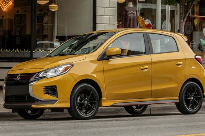  9. Mitsubishi Mirage Chi phí hàng năm: 163 USD (khoảng 3,8 triệu đồng) vào năm thứ nhất, 933 USD (2,2 triệu đồng) vào năm thứ 10. Khả năng cần sửa chữa lớn: 15,1%. Chi phí 10 năm: 4.939 USD (116 triệu đồng) Mitsubishi Mirage chỉ sử dụng động cơ 3 xi-lanh, tương đối yếu nhưng nó khá phù hợp chạy trong thành phố. Điểm nổi bật của Mitsubishi Mirage bao gồm khả năng tiết kiệm nhiên liệu và chi phí sở hữu thấp.