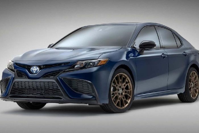  5. Toyota Camry Chi phí hàng năm: 160 USD (khoảng 3,7 triệu đồng) vào năm thứ nhất, 766 USD (18,1 triệu đồng) vào năm thứ 10. Chi phí 10 năm: 4.203 USD (100 triệu đồng). Khả năng cần sửa chữa lớn: 11,9%. Chi phí vận hành thấp và khả năng vận hành bền bỉ là đặc điểm nổi bật của Toyota Camry. Đây là một trong số ít mẫu xe trong phân khúc vẫn cung cấp động cơ V6 thay thế cho động cơ 4 xi-lanh cơ bản.