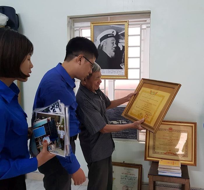 Ông Thuần kể lại những trận đánh ác liệt năm xưa bên những tấm Bằng khen Nhà nước trao tặng. 