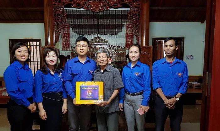 Thế hệ trẻ Quỳnh Lưu đến thăm và tặng quà cho chiến sỹ trên Đoàn tàu Không số Hồ Đình Thuần.