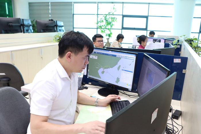 Trung tâm Dự báo KTTV quốc gia thường xuyên theo dõi, cập nhật diễn biến của cơn bão số 1.
