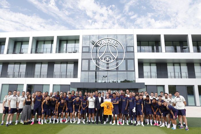 Chủ tịch PSG, Al-Khelaifi đến đại bản doanh để cảnh báo gắt toàn đội, nhấn mạnh lòng trung thành và không ai lớn hơn CLB