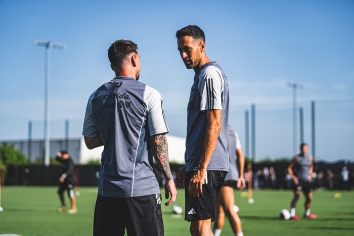 Messi và Sergio Busquets đã hội ngộ cùng nhau sau 2 năm cựu đội trưởng Barca chuyển đến PSG