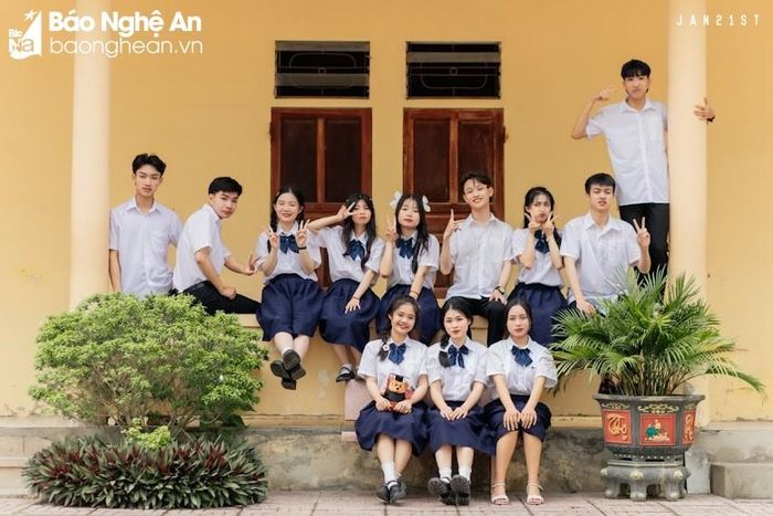  Nguyễn Thị Hà Vy và các bạn trong lớp. Ảnh NVCC 