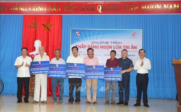 Hội Nhà báo Việt Nam trao tặng 5 căn nhà tình nghĩa cho gia đình có công với cách mạng, gia đình nghèo xã Triệu Trung, huyện Triệu Phong, tỉnh Quảng Trị.