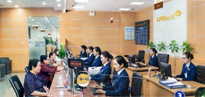 Khách hàng đến giao dịch tại LPBank. Ảnh: lpbank.com.vn