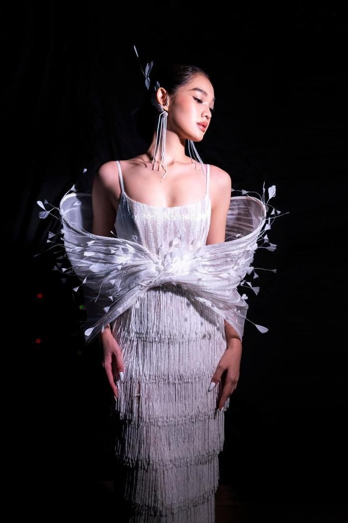 Bé Quyên sải bước chuyên nghiệp cùng thần thái rạng ngời và thể hiện trọn vẹn ý nghĩa mỗi trang phục. 