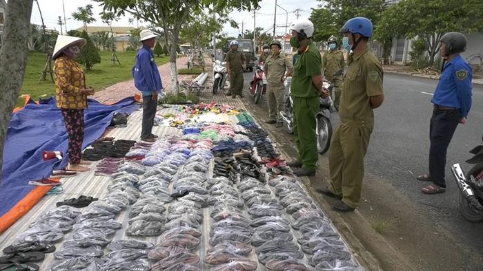 Lực lượng làm nhiệm vụ vận động, nhắc nhở người dân có hành vi buôn bán lấn chiếm vỉa hè