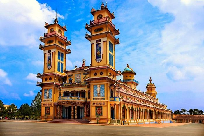 Tòa Thánh Tây Ninh – công trình kiến trúc tôn giáo nổi tiếng thế giới.